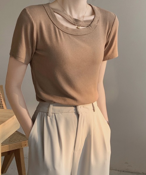 mebole(メボレ)の「カットアウトカラーTシャツ(Tシャツ/カットソー・レディース・ピンク/ブラウン/ブラック/ホワイト/グリーン・FREE)」の3枚目の写真