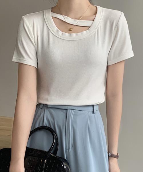 mebole(メボレ)の「カットアウトカラーTシャツ(Tシャツ/カットソー・レディース・ピンク/ブラウン/ブラック/ホワイト/グリーン・FREE)」の1枚目の写真