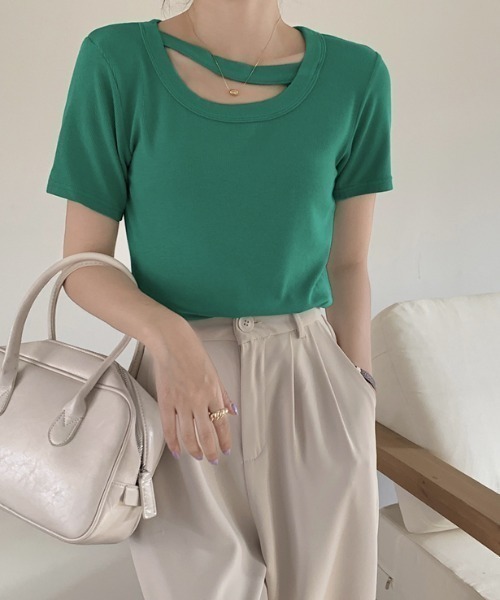 mebole(メボレ)の「カットアウトカラーTシャツ(Tシャツ/カットソー・レディース・ピンク/ブラウン/ブラック/ホワイト/グリーン・FREE)」の4枚目の写真