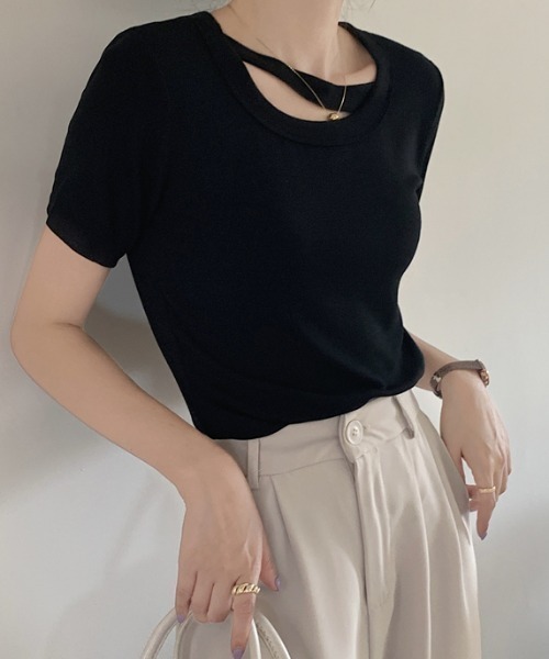 mebole(メボレ)の「カットアウトカラーTシャツ(Tシャツ/カットソー・レディース・ピンク/ブラウン/ブラック/ホワイト/グリーン・FREE)」の2枚目の写真