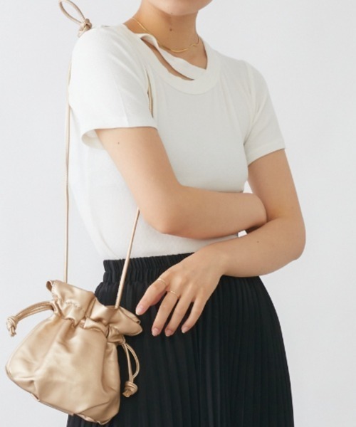 mebole(メボレ)の「カットアウトカラーTシャツ(Tシャツ/カットソー・レディース・ピンク/ブラウン/ブラック/ホワイト/グリーン・FREE)」の11枚目の写真
