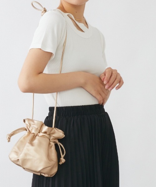 mebole(メボレ)の「カットアウトカラーTシャツ(Tシャツ/カットソー・レディース・ピンク/ブラウン/ブラック/ホワイト/グリーン・FREE)」の12枚目の写真