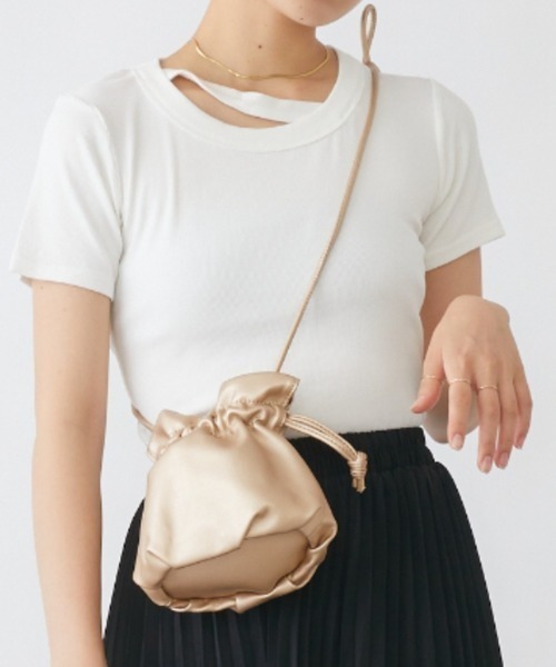 mebole(メボレ)の「カットアウトカラーTシャツ(Tシャツ/カットソー・レディース・ピンク/ブラウン/ブラック/ホワイト/グリーン・FREE)」の14枚目の写真