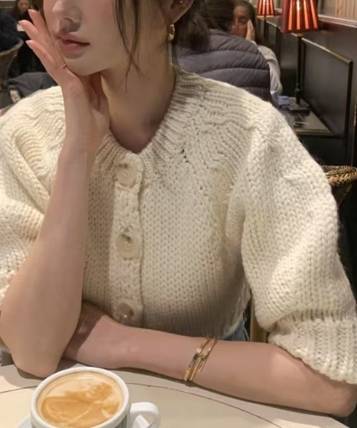 FREE STYLISTS(フリー スタイリスト)の「YUGA_YGMC Puff sleeve cropped cardigan(カーディガン/ボレロ・レディース・グレー/オフホワイト/ブラック・FREE)」の8枚目の写真