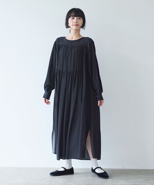 yuni（ユニ　）の「レーヨンコットンキュプラ　print　ティアードワンピース（ワンピース・レディース・ブラック系その他2/ブラック系その他・FREE）」の2枚目の写真