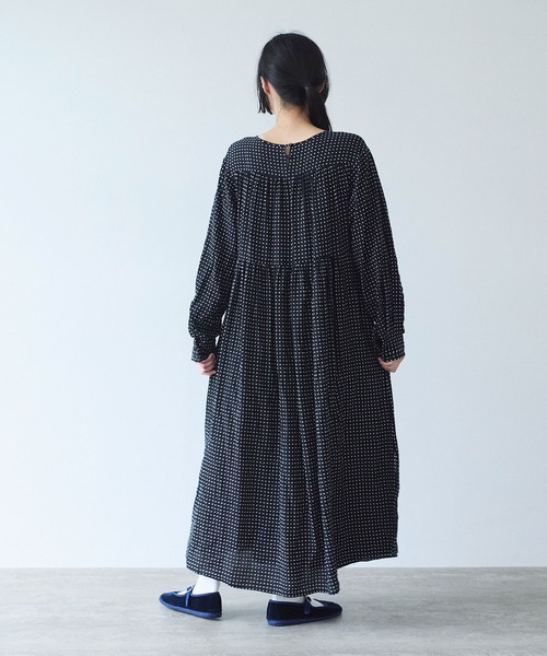 yuni（ユニ　）の「レーヨンコットンキュプラ　print　ティアードワンピース（ワンピース・レディース・ブラック系その他2/ブラック系その他・FREE）」の6枚目の写真