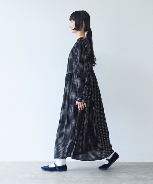 yuni（ユニ　）の「レーヨンコットンキュプラ　print　ティアードワンピース（ワンピース・レディース・ブラック系その他2/ブラック系その他・FREE）」の5枚目の写真