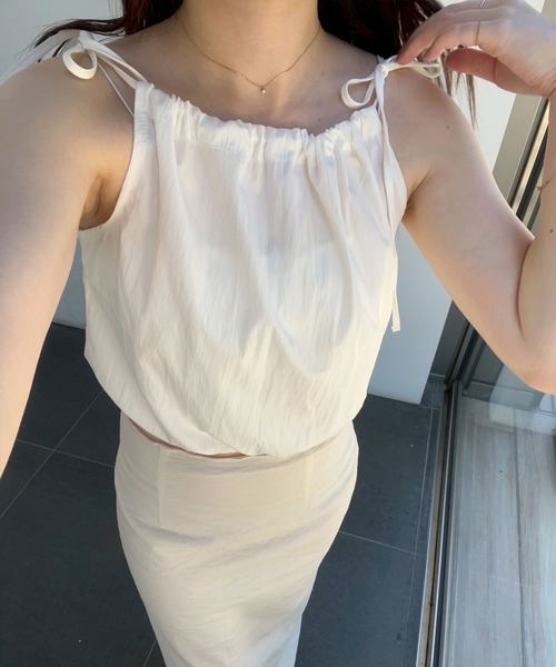 Reurie'(レウリィ)の「リボンストラップトップ(ayaka select) / シャツ ブラウス ノースリーブ リボン シンプル カジュアル ギャザー 夏(シャツ/ブラウス・レディース・ブラック/ホワイト・FREE)」の2枚目の写真
