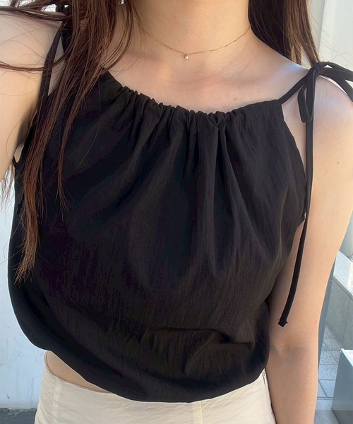 Reurie'(レウリィ)の「リボンストラップトップ(ayaka select) / シャツ ブラウス ノースリーブ リボン シンプル カジュアル ギャザー 夏(シャツ/ブラウス・レディース・ブラック/ホワイト・FREE)」の3枚目の写真