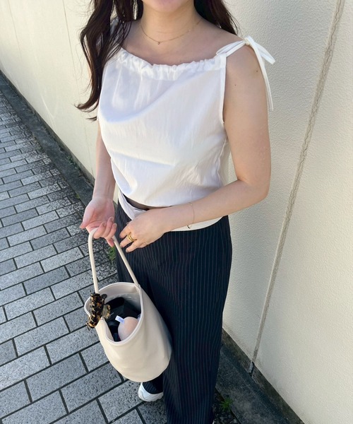 Reurie'(レウリィ)の「リボンストラップトップ(ayaka select) / シャツ ブラウス ノースリーブ リボン シンプル カジュアル ギャザー 夏(シャツ/ブラウス・レディース・ブラック/ホワイト・FREE)」の19枚目の写真