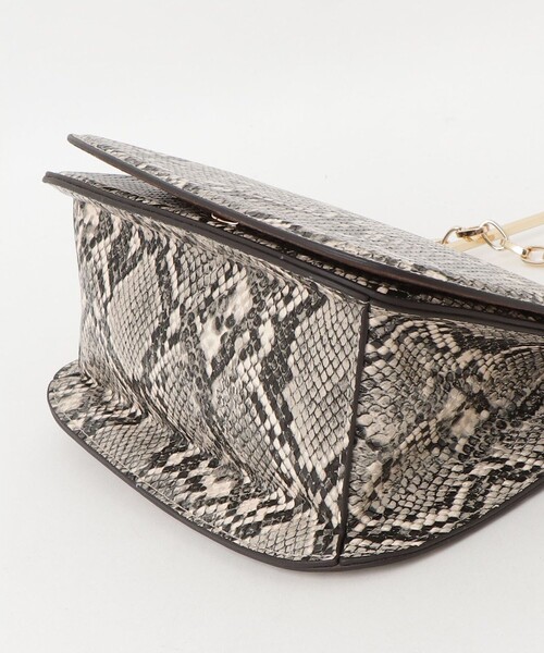 fredy emue（フレディエミュ）の「【LE VERNIS/ル・ベルニ】メタルハンドルオーバーフラップバッグ（ショルダーバッグ・レディース・ホワイト系その他4/ブラウン・FREE）」の9枚目の写真