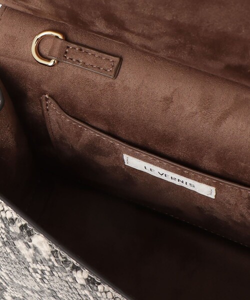 fredy emue（フレディエミュ）の「【LE VERNIS/ル・ベルニ】メタルハンドルオーバーフラップバッグ（ショルダーバッグ・レディース・ホワイト系その他4/ブラウン・FREE）」の10枚目の写真