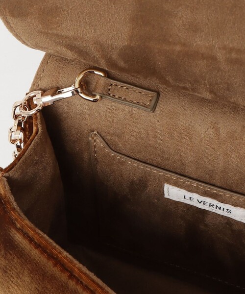 fredy emue（フレディエミュ）の「【LE VERNIS/ル・ベルニ】メタルハンドルオーバーフラップバッグ（ショルダーバッグ・レディース・ホワイト系その他4/ブラウン・FREE）」の3枚目の写真