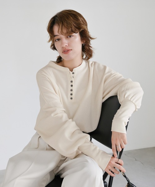 select MOCA(セレクトモカ)の「サーマルヘンリーネックビッグロンT(Tシャツ/カットソー・レディース・アイボリー/ブラック/グレー・FREE)」の5枚目の写真