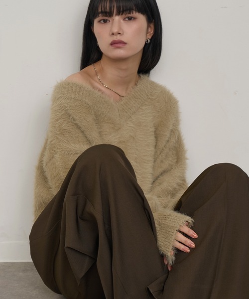 NOGLE(ノグル)の「【NOGLE/ノグル】2wayオフショルシャギーVネックニット(ニット/セーター・レディース・グレイッシュベージュ/アイボリー/ピンク/チャコール・FREE)」の1枚目の写真