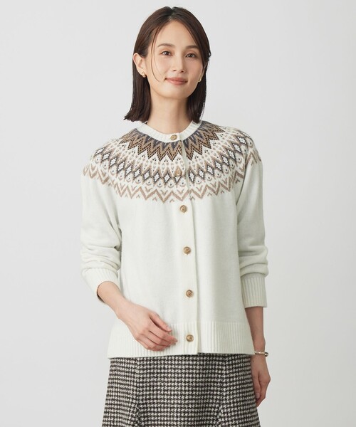J.PRESS(ジェイプレス)の「FAIR ISLE ニット カーディガン(カーディガン/ボレロ・レディース・ライトグレー系/ホワイト系/ネイビー系・T13)」の2枚目の写真