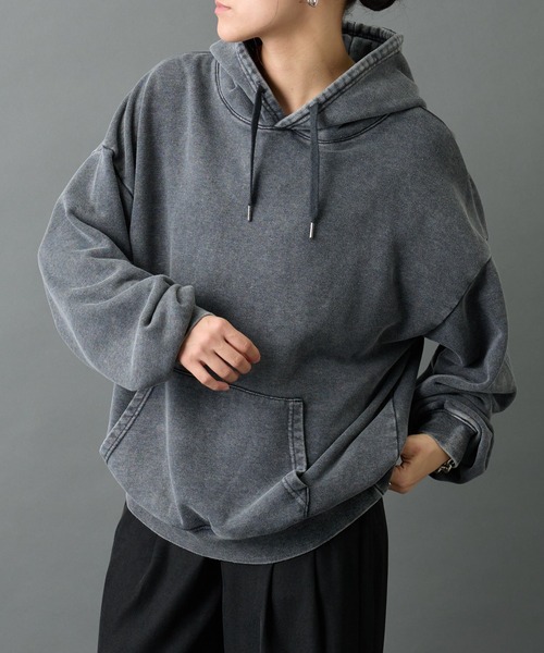 COLONY 2139（コロニートゥーワンスリーナイン）の「パウダー加工スウェットパーカー（パーカー・メンズ・バーガンディー/ブラック/グレー・LARGE/MEDIUM）」の2枚目の写真