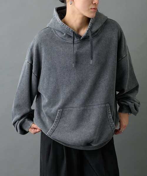 COLONY 2139（コロニートゥーワンスリーナイン）の「パウダー加工スウェットパーカー（パーカー・メンズ・バーガンディー/ブラック/グレー・LARGE/MEDIUM）」の4枚目の写真