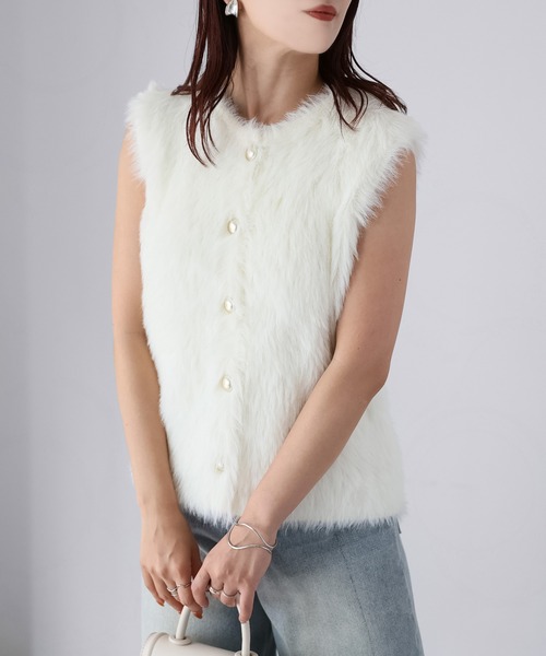 Riberry(リベリー)の「金ボタンシャギーニットベスト(ベスト・レディース・チャコールグレー/オフホワイト/ブラック/ブラウン・FREE)」の2枚目の写真