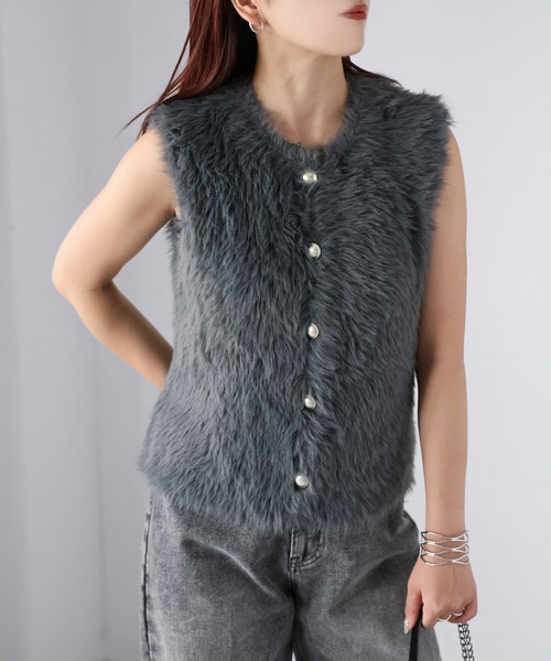 Riberry(リベリー)の「金ボタンシャギーニットベスト(ベスト・レディース・チャコールグレー/オフホワイト/ブラック/ブラウン・FREE)」の1枚目の写真
