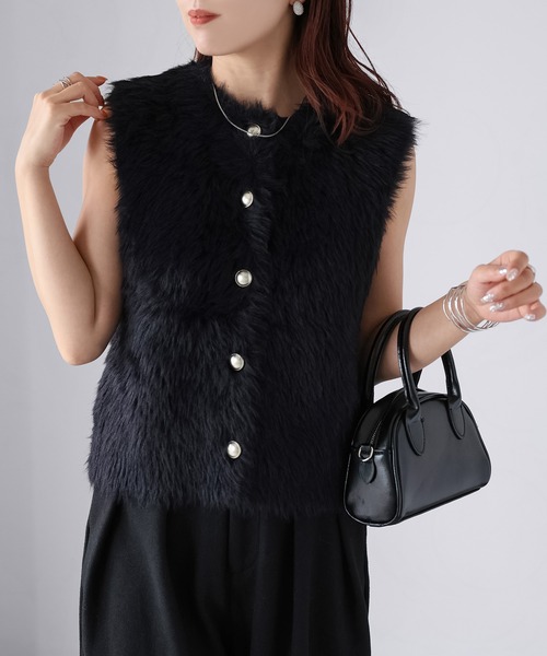 Riberry(リベリー)の「金ボタンシャギーニットベスト(ベスト・レディース・チャコールグレー/オフホワイト/ブラック/ブラウン・FREE)」の3枚目の写真