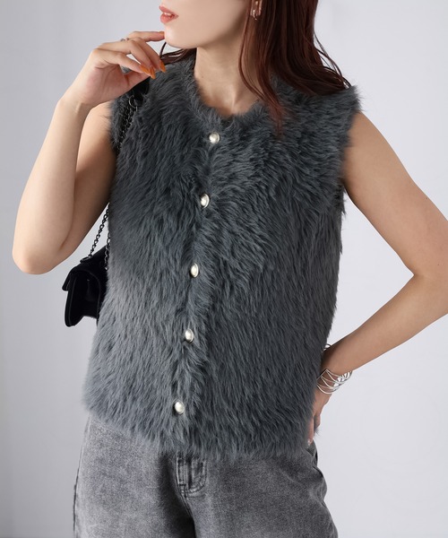 Riberry(リベリー)の「金ボタンシャギーニットベスト(ベスト・レディース・チャコールグレー/オフホワイト/ブラック/ブラウン・FREE)」の15枚目の写真