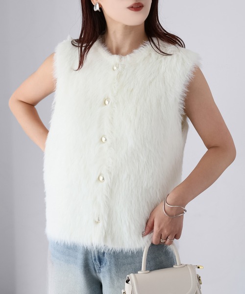 Riberry(リベリー)の「金ボタンシャギーニットベスト(ベスト・レディース・チャコールグレー/オフホワイト/ブラック/ブラウン・FREE)」の6枚目の写真