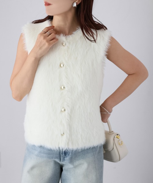 Riberry(リベリー)の「金ボタンシャギーニットベスト(ベスト・レディース・チャコールグレー/オフホワイト/ブラック/ブラウン・FREE)」の7枚目の写真