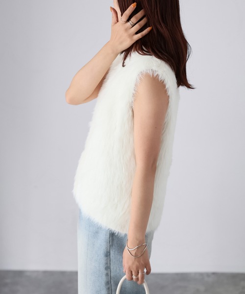 Riberry(リベリー)の「金ボタンシャギーニットベスト(ベスト・レディース・チャコールグレー/オフホワイト/ブラック/ブラウン・FREE)」の8枚目の写真