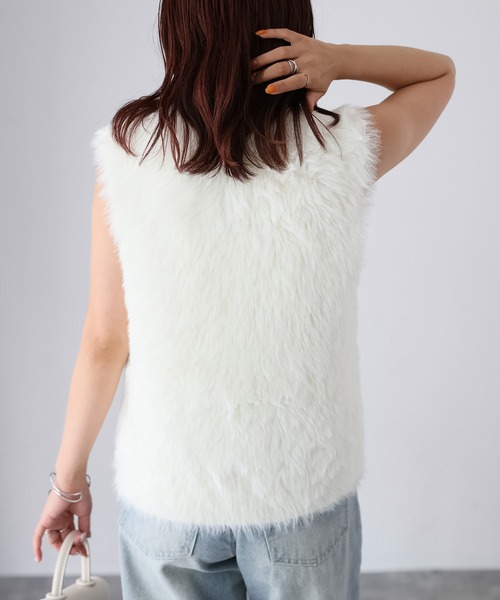 Riberry(リベリー)の「金ボタンシャギーニットベスト(ベスト・レディース・チャコールグレー/オフホワイト/ブラック/ブラウン・FREE)」の9枚目の写真