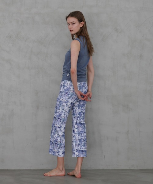 Julier Yoga and Relax(ジュリエヨガアンドリラックス)の「Julier sand flowerプリントフレアレギンス(レギンス/スパッツ・レディース・ブルー/グレー・1/0)」の10枚目の写真