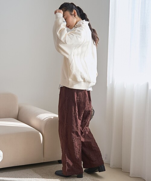 PENNEYS（ぺニーズ）の「【PENNEYS（ぺニーズ）別注・インフルエンサー紹介アイテム】ラグラン裏毛スウェット（スウェット・レディース・ブラウン/ダークグレー/コバルトブルー/オフホワイト/ナチュラル/ライトピンク・FREE）」の14枚目の写真