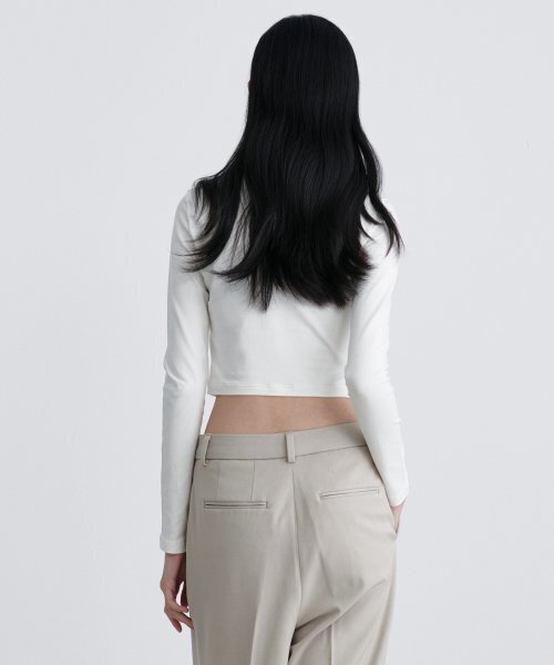 MUSINSA STANDARD WOMAN（ムシンサスタンダードウーマン）の「ウィメンズスリムクロップクルーネック長袖Tシャツ[クリーム]（Tシャツ/カットソー・レディース・その他・SMALL/X-SMALL/LARGE/MEDIUM）」の2枚目の写真