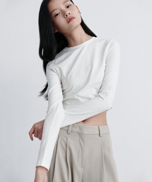 MUSINSA STANDARD WOMAN（ムシンサスタンダードウーマン）の「ウィメンズスリムクロップクルーネック長袖Tシャツ[クリーム]（Tシャツ/カットソー・レディース・その他・SMALL/X-SMALL/LARGE/MEDIUM）」の3枚目の写真