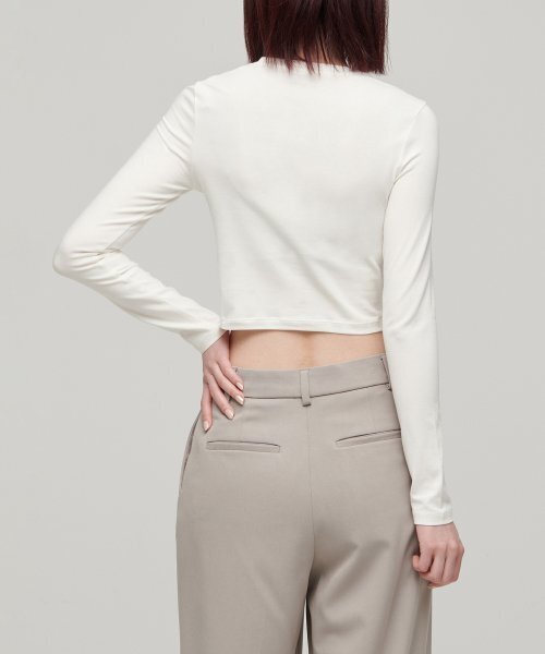 MUSINSA STANDARD WOMAN（ムシンサスタンダードウーマン）の「ウィメンズスリムクロップクルーネック長袖Tシャツ[クリーム]（Tシャツ/カットソー・レディース・その他・SMALL/X-SMALL/LARGE/MEDIUM）」の5枚目の写真