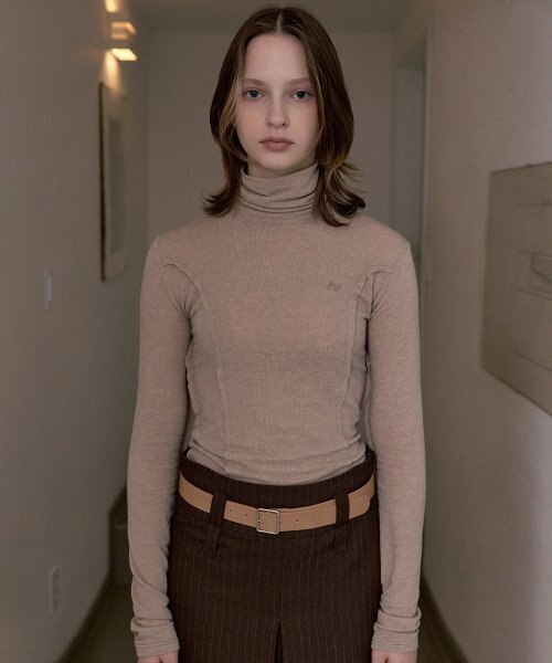 SINOON(シヌーン)の「RAW EDGE TURTLE NECK (LIGHT BEIGE)(Tシャツ/カットソー・レディース・オートミール・FREE)」の1枚目の写真