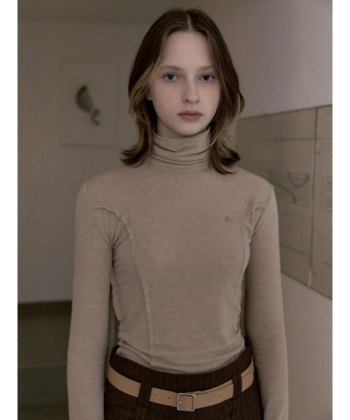 SINOON(シヌーン)の「RAW EDGE TURTLE NECK (LIGHT BEIGE)(Tシャツ/カットソー・レディース・オートミール・FREE)」の3枚目の写真