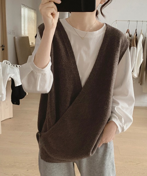 Doux Belle（ドゥーベル）の「ミニマルデザインノースリーブニットベスト（ベスト・レディース・テラコッタ/グレー/ブラック/ベージュ・FREE）」の4枚目の写真