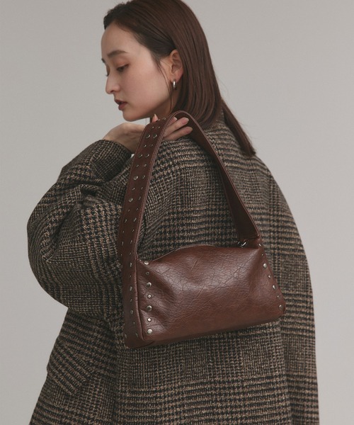 ad thie(アドティエ)の「2wayスタッズ スクエア ショルダーバッグ(ショルダーバッグ・レディース・オフホワイト/ブラック/グレー/ブラウン・FREE)」の4枚目の写真