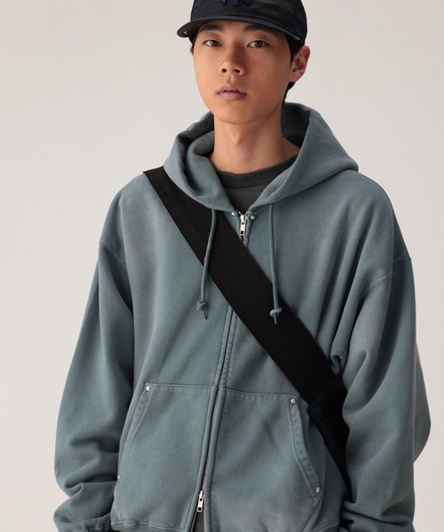 BEAMS(ビームス)の「フェード リベット フルジップアップ フーディ 【ワイドショートフィット】(パーカー・メンズ・グレー/グリーン・S/M/XL/L)」の2枚目の写真