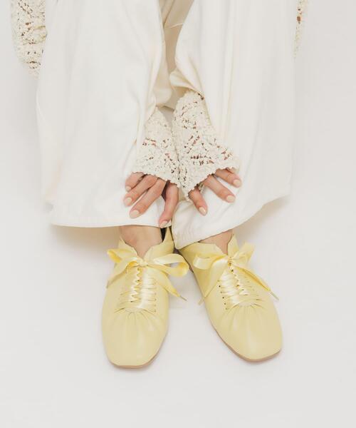 KBF（ケイビーエフ）の「サテンリボンギャザーシューズ（その他シューズ・レディース・イエロー/ブラック・36/38/37）」の3枚目の写真