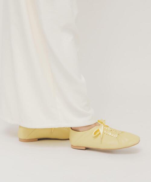 KBF（ケイビーエフ）の「サテンリボンギャザーシューズ（その他シューズ・レディース・イエロー/ブラック・36/38/37）」の7枚目の写真