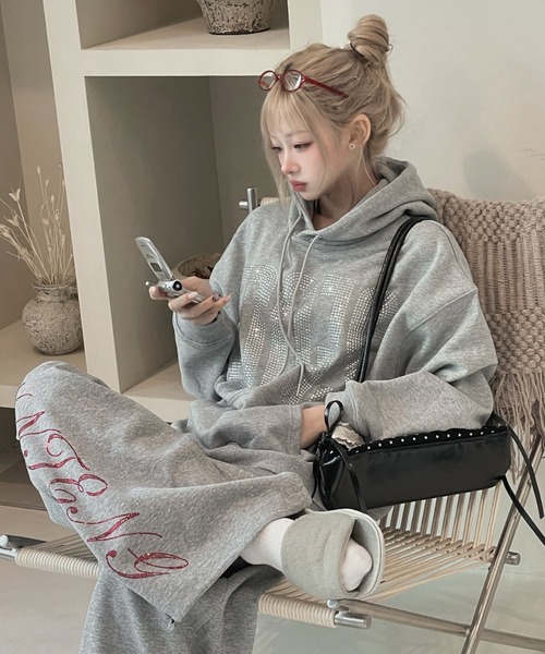 KsG(ケーエスジー)の「ビッグロゴラインストーンパーカー(パーカー・レディース・グレー/ブラック/ホワイト・SMALL/MEDIUM)」の9枚目の写真