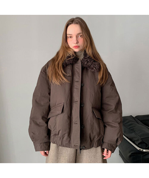 VASCARA(バスカラ)の「Faux Fur Collar Bomber Padded Jumper (2colors)(ダウンジャケット/コート・レディース・カーキ/ブラウン・FREE)」の2枚目の写真