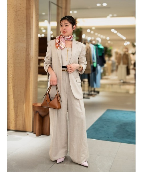 allureville(アルアバイル)の「シャークスキンワイドパンツ(その他パンツ・レディース・ベージュ/オフホワイト/ブラック・1/2)」の4枚目の写真
