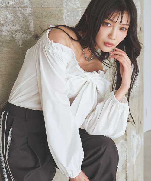 AND COUTURE（アンドクチュール）の「ドロストボウタイ2WAYブラウス（シャツ/ブラウス・レディース・サックスブルー/オフホワイト/ネイビー/ピンク・FREE）」の2枚目の写真