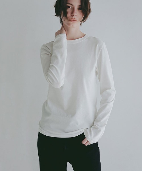 ETRE TOKYO（エトレトウキョウ）の「アウトステッチクルーネックロンTee（Tシャツ/カットソー・レディース・ブラック/グレイッシュベージュ/ホワイト・FREE）」の2枚目の写真