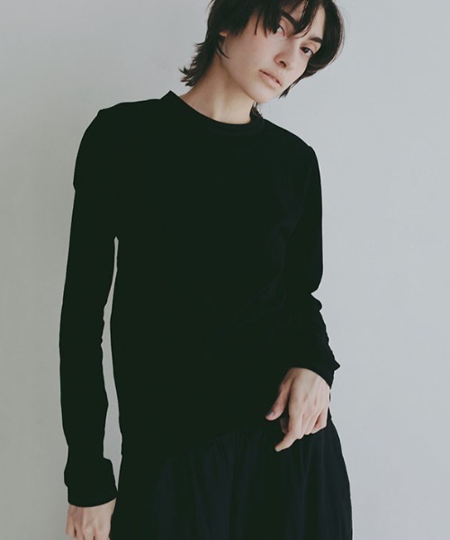 ETRE TOKYO（エトレトウキョウ）の「アウトステッチクルーネックロンTee（Tシャツ/カットソー・レディース・ブラック/グレイッシュベージュ/ホワイト・FREE）」の3枚目の写真