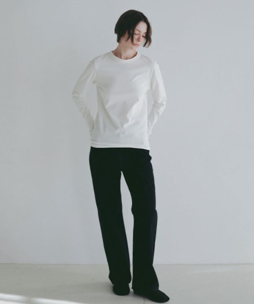 ETRE TOKYO（エトレトウキョウ）の「アウトステッチクルーネックロンTee（Tシャツ/カットソー・レディース・ブラック/グレイッシュベージュ/ホワイト・FREE）」の10枚目の写真