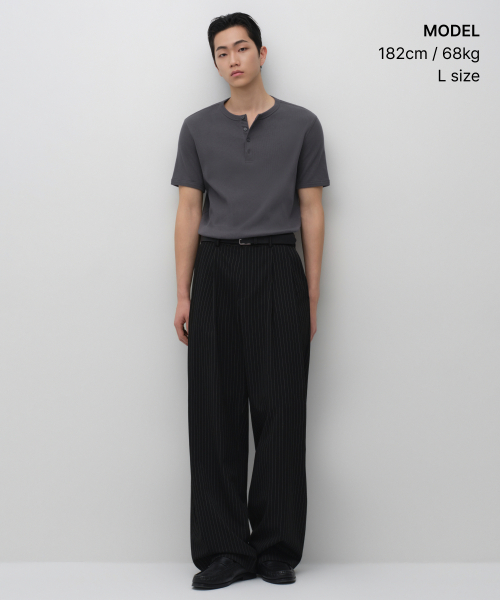 MUSINSA STANDARD（ムシンサスタンダード）の「リブドマッスルフィットヘンリーネックTシャツ[ガンメタル]（Tシャツ/カットソー・メンズ・その他・SMALL/MEDIUM/LARGE/X-LARGE/2XL/3XL）」の2枚目の写真